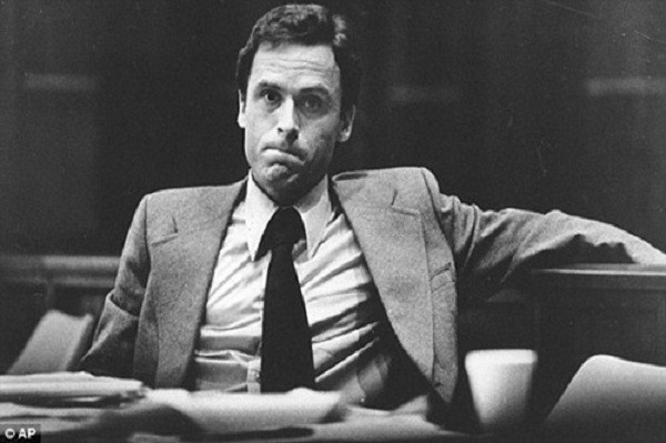 Vào ngày 24/1/1989, Ted Bundy bị tử hình bằng cách ngồi trên ghế điện tại nhà tù ở Florida.