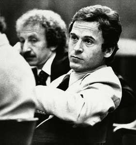 Nạn nhân bị Ted Bundy giết hại là những cô gái trẻ trong độ tuổi từ 18 - 25. Địa điểm gây án ở 7 tiểu bang của Mỹ.