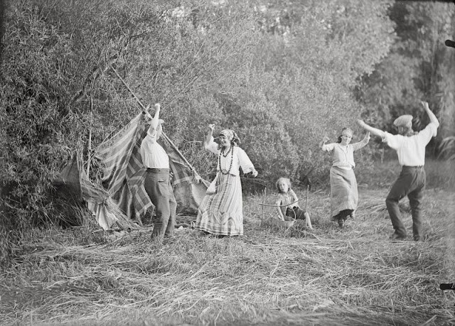 Một nhóm người dân Pháp ca hát, nhảy múa vui vẻ ở Bohémian. Ảnh chụp năm 1910.