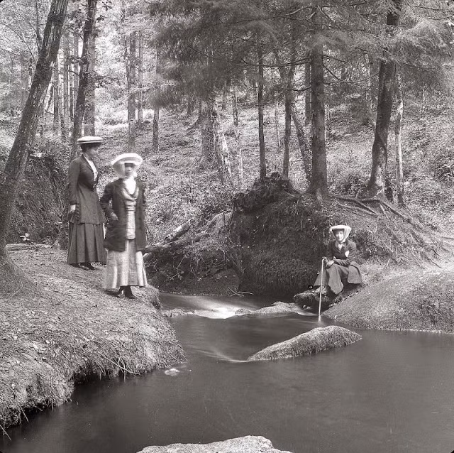 Ba phụ nữ ở Pháp có một chuyến đi chơi trong rừng. Ảnh chụp vào khoảng năm 1900.