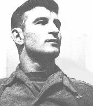 Theo New York Times, Major gia nhập quân đội Canada và bắt đầu sự nghiệp nhà binh năm 19 tuổi. Sau khi Thế chiến 2 nổ ra, người lính bắn tỉa Major cùng đồng đội thực hiện nhiều nhiệm vụ quan trọng trên chiến trường cùng với lực lượng Đồng minh.