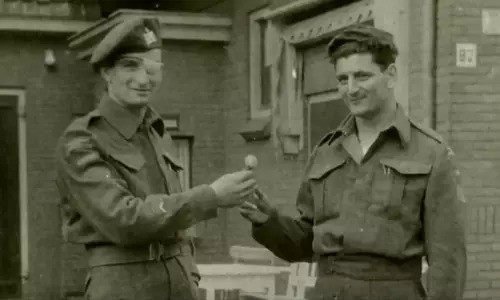 Trong số này, cuộc đổ bộ Normandy là nổi tiếng nhất. Vào ngày 6/6/1944, khoảng 2 triệu binh sĩ quân Đồng minh thực hiện chiến dịch đổ bộ mang mật danh "Overlord". Mục tiêu là đánh chiếm bãi biển Normandy từ lực lượng phát xít Đức đồng thời tạo ưu thế trong cuộc chiến giải phóng châu Âu. Người lính Major (trái ảnh) thuộc quân đội Canada tham gia chiến dịch quân sự quan trọng trên.