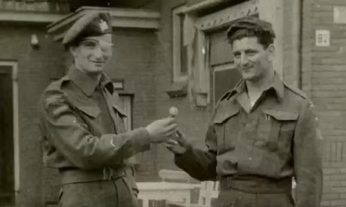 Trong số này, cuộc đổ bộ Normandy là nổi tiếng nhất. Vào ngày 6/6/1944, khoảng 2 triệu binh sĩ quân Đồng minh thực hiện chiến dịch đổ bộ mang mật danh "Overlord". Mục tiêu là đánh chiếm bãi biển Normandy từ lực lượng phát xít Đức đồng thời tạo ưu thế trong cuộc chiến giải phóng châu Âu. Người lính Major (trái ảnh) thuộc quân đội Canada tham gia chiến dịch quân sự quan trọng trên.