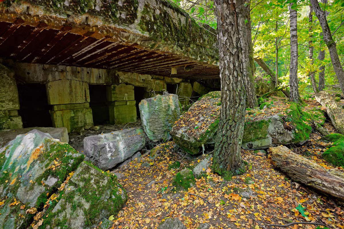 Ngoài bộ máy chính quyền ở thủ đô Berlin Đức, chính quyền Đức quốc xã xây dựng một số căn cứ quân sự đầu não bí mật tại châu Âu sau khi chiếm đóng các nước như Bỉ, Pháp... Trong số này, " Hang Sói" nguy hiểm của Hitler tại Ba Lan được nhiều người biết đến sau khi Thế chiến 2 kết thúc.