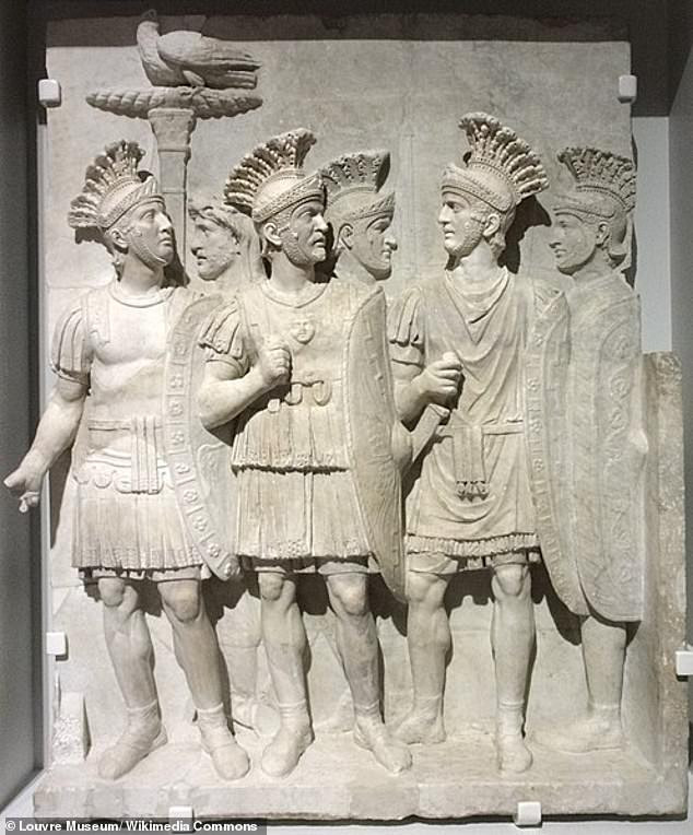 Sở dĩ giả thuyết này được đưa ra là bởi các chuyên gia tìm thấy cánh tay của người đàn ông này đang hướng ra phía trước để giúp đỡ những người dân đang tìm cách chạy đến nơi an toàn khi núi lửa Vesuvius "thức giấc".