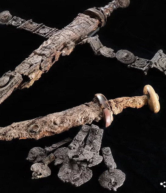 Thế nhưng, trong cuộc khai quật gần đây tại địa điểm tìm thấy bộ hài cốt, các nhà khảo cổ tìm thấy phần còn lại của chiếc áo giáp, thanh kiếm, dao găm thắt lưng da trang trí bằng vàng và bạc, một túi chứa các dụng cụ làm đồ mộc.