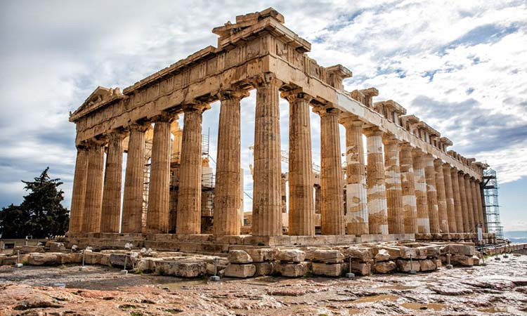 Nằm trên đỉnh đồi Accroplis của thành phố Athens, đền Parthenon nổi tiếng Hy Lạp là công trình kiến trúc hàng ngàn năm tuổi được nhiều người biết đến. Đây là một biểu tượng kiến trúc của đế chế Hy Lạp cũng như nền dân chủ Athens.