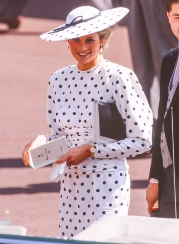 Vào thời điểm qua đời, Công nương Diana 36 tuổi. Hai con trai của bà là hoàng tử William và Harry lần lượt là 15 và 12 tuổi.