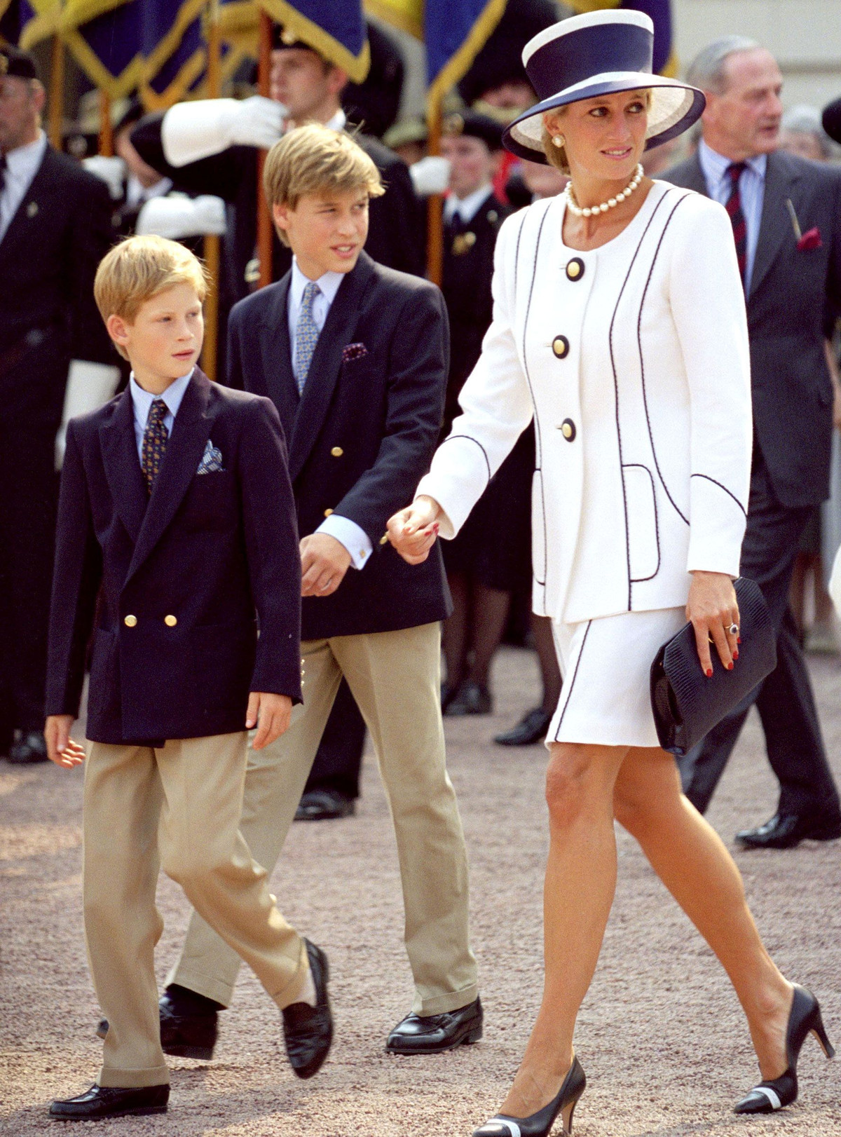 Khi nghe tin Công nương Diana qua đời, hoàng tử William và Harry vô cùng đau buồn và xin được sang Paris đưa thi hài mẹ về Anh nhưng không được Nữ hoàng chấp nhận.