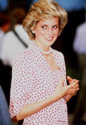 Sau các nghi lễ trang trọng, thi hài Công nương Diana được chôn cất ở khu dinh thự của gia đình tại Althorp, Northamptonshire để được ở gần với người thân quá cố.