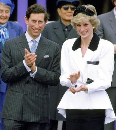 Xung quanh mộ của Công nương Diana có trồng 36 cây sồi tượng trưng cho 36 năm cuộc đời của người phụ nữ tài sắc vẹn toàn nổi tiếng thế giới.