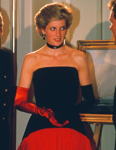 Hoàng tử William và Harry cùng các thành viên hoàng gia Anh đi phía sau quan tài.