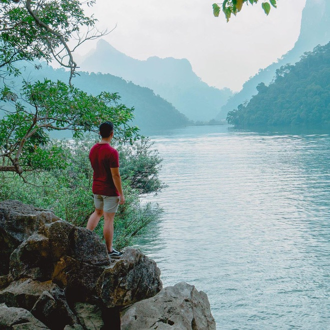 Hồ Ba Bể không chỉ có lịch sử địa chất, địa mạo độc đáo với cảnh quan đẹp, nơi đây còn được biết đến với kết quả khảo cổ cho thấy dấu vết cư trú của người tiền sử từ xa xưa, cùng những nét văn hóa phong phú của người dân địa phương ngày nay. Với những giá trị đó, danh lam thắng cảnh Hồ Ba Bể đã được xếp hạng Di tích quốc gia đặc biệt vào năm 2012. Ảnh: Kevinly_.