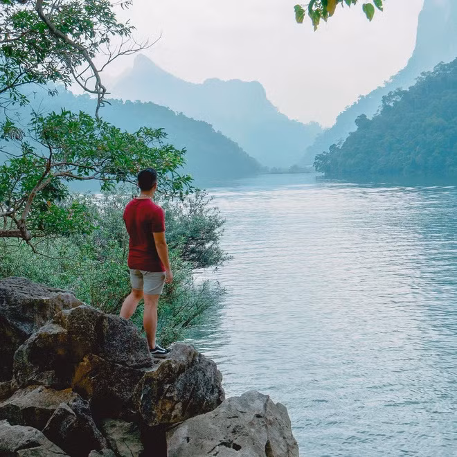 Hồ Ba Bể không chỉ có lịch sử địa chất, địa mạo độc đáo với cảnh quan đẹp, nơi đây còn được biết đến với kết quả khảo cổ cho thấy dấu vết cư trú của người tiền sử từ xa xưa, cùng những nét văn hóa phong phú của người dân địa phương ngày nay. Với những giá trị đó, danh lam thắng cảnh Hồ Ba Bể đã được xếp hạng Di tích quốc gia đặc biệt vào năm 2012. Ảnh: Kevinly_.