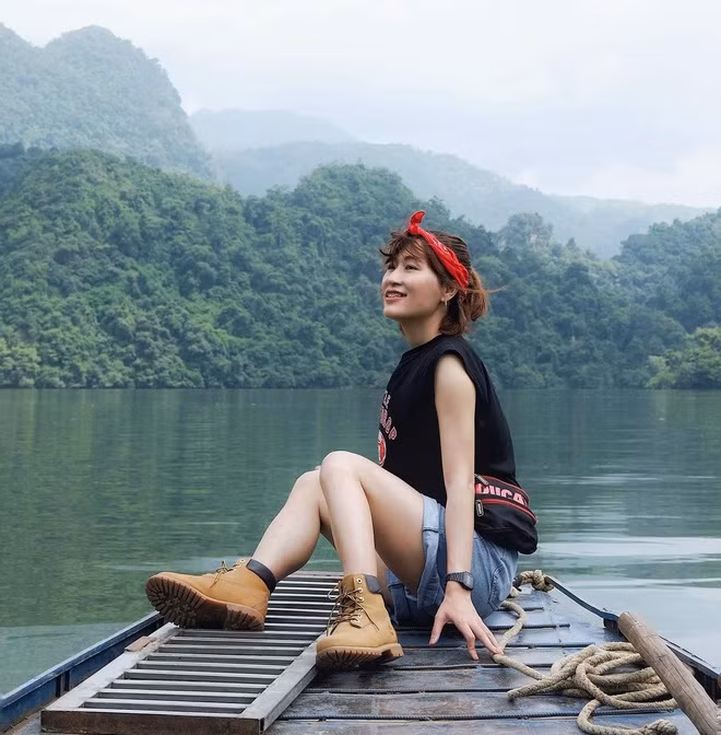 Là điểm du lịch nổi tiếng, hồ Ba Bể có nhiều đặc điểm độc đáo, thu hút du khách khám phá. Theo tư liệu của Cục Di sản văn hóa, hồ Ba Bể nằm trong số ít các hồ nước ngọt tự nhiên lớn và đẹp của thế giới được hình thành trên núi karst đá vôi, với lịch sử địa chất lâu dài, phức tạp. Khu vực hồ đa dạng sinh học, với khoảng 1.268 loài thực vật bậc cao có mạch, 470 loài động vật có xương sống, trong số đó có những loài quý hiếm, đặc hữu. Ảnh: Yenchee07.