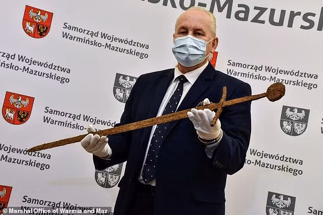 Ngoài thanh kiếm thời Trung cổ, nhà dò tìm kim loại nghiệp dư Medvedev còn tìm thấy phần còn lại của bao kiếm, một chiếc thắt lưng và hai con dao nhỏ.