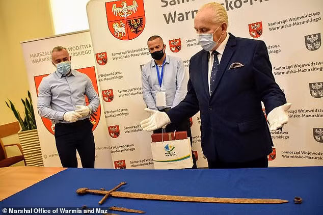 Sau khi tiếp nhận những cổ vật hàng trăm tuổi trên, các chuyên gia tiến hành một số kiểm tra và phát hiện chúng đến từ trận chiến Grunwald. Đây một trong những trận đánh lớn nhất châu Âu thời Trung cổ. Trận chiến này diễn ra vào ngày 15/7/1410.