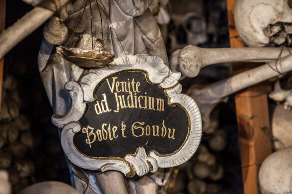 Sau khi linh mục Vaclav Tomasek qua đời vào năm 1804, hài cốt của ông cũng được đặt trên bàn thờ trước Chúa trong nhà thờ Kaplica Czaszek.