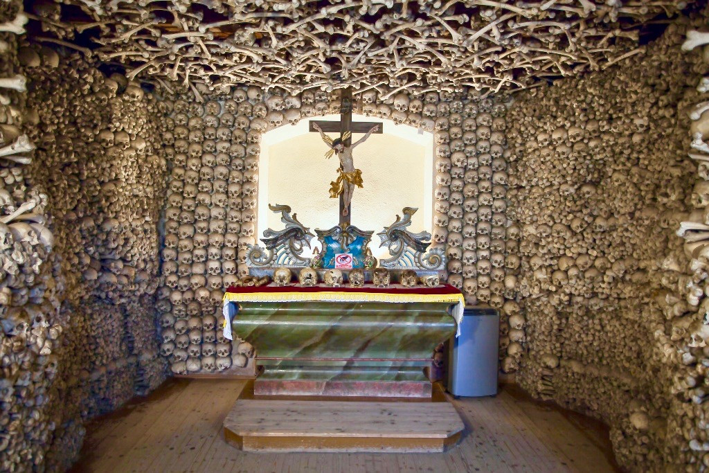 Những bộ xương người này được sắp xếp như một tác phẩm nghệ thuật khiến nhiều người không khỏi lạnh gáy khi ngắm nhìn.