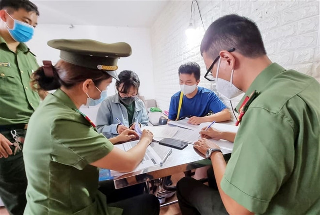 Bat giam doc lap 2 cong ty bao lanh nguoi nuoc ngoai nhap canh trai phep