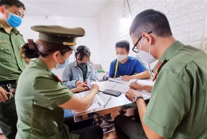 Bat giam doc lap 2 cong ty bao lanh nguoi nuoc ngoai nhap canh trai phep