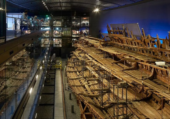 Xác tàu chiến Mary Rose của Vua Henry VIII được tìm thấy vào năm 1971. 11 năm sau, các chuyên gia tiến hành trục vớt xác tàu cùng với hơn 19.000 hiện vật ở ngoài khơi bờ biển phía Nam nước Anh.