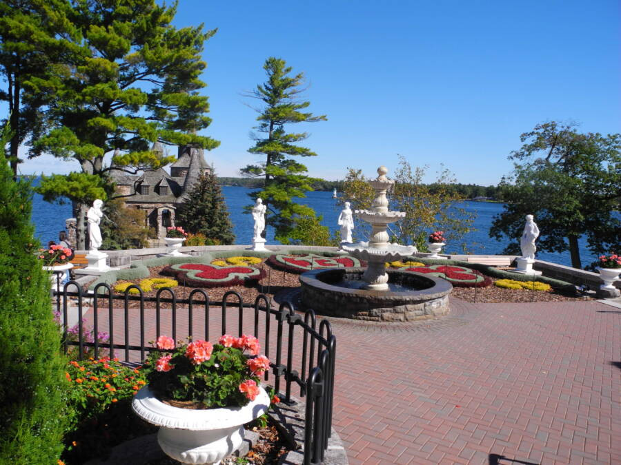 Điều không may là lâu đài chưa xây xong thì bà Louise đột ngột qua đời ở tuổi 41 - chỉ 1 tháng trước khi bước sang ngày sinh nhật tuổi mới.