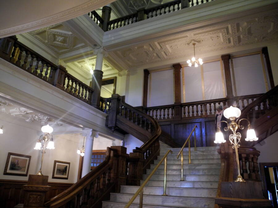 Đau buồn vì sự ra đi của vợ, triệu phú Boldt dừng việc xây dựng lâu đài và không bao giờ trở lại nơi đó. Theo đó, tòa lâu đài bị bỏ hoang nhiều năm.