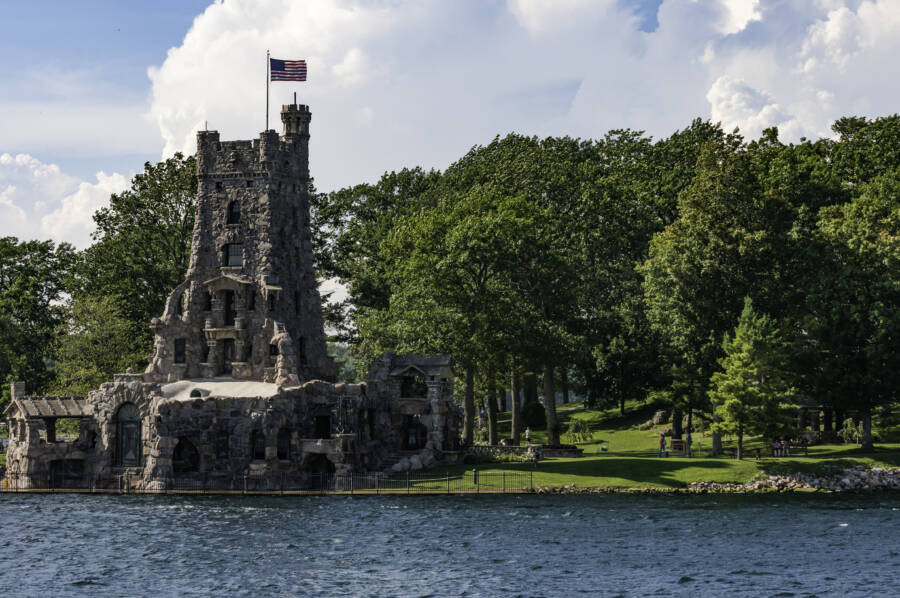 Do đó, theo yêu cầu của triệu phú Boldt, bên ngoài lâu đài được trang trí bằng nhiều viên đá hình trái tim. Đích thân triệu phú này giám sát công trình.