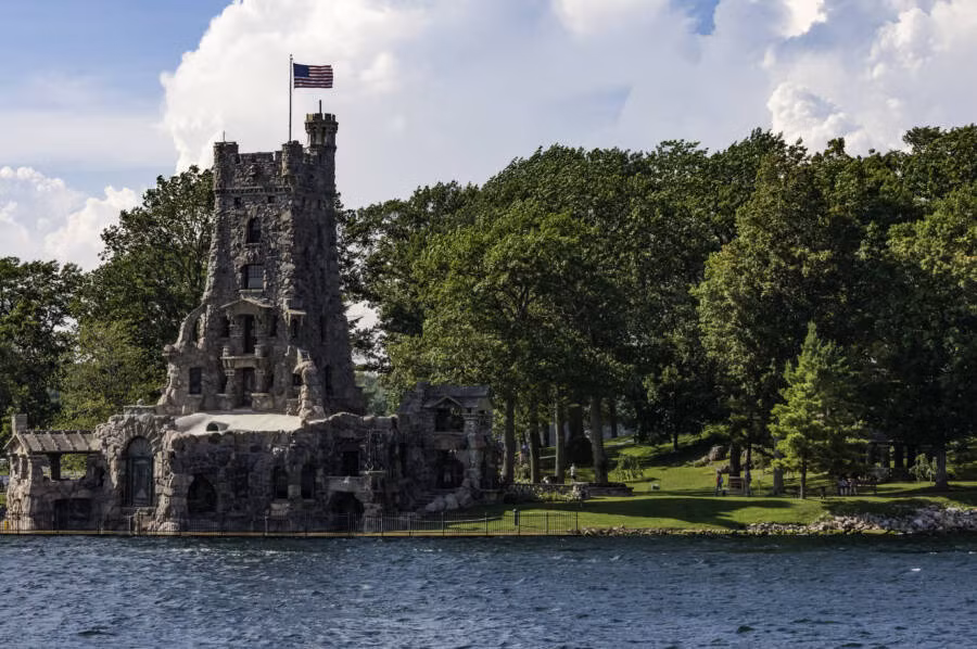 Do đó, theo yêu cầu của triệu phú Boldt, bên ngoài lâu đài được trang trí bằng nhiều viên đá hình trái tim. Đích thân triệu phú này giám sát công trình.