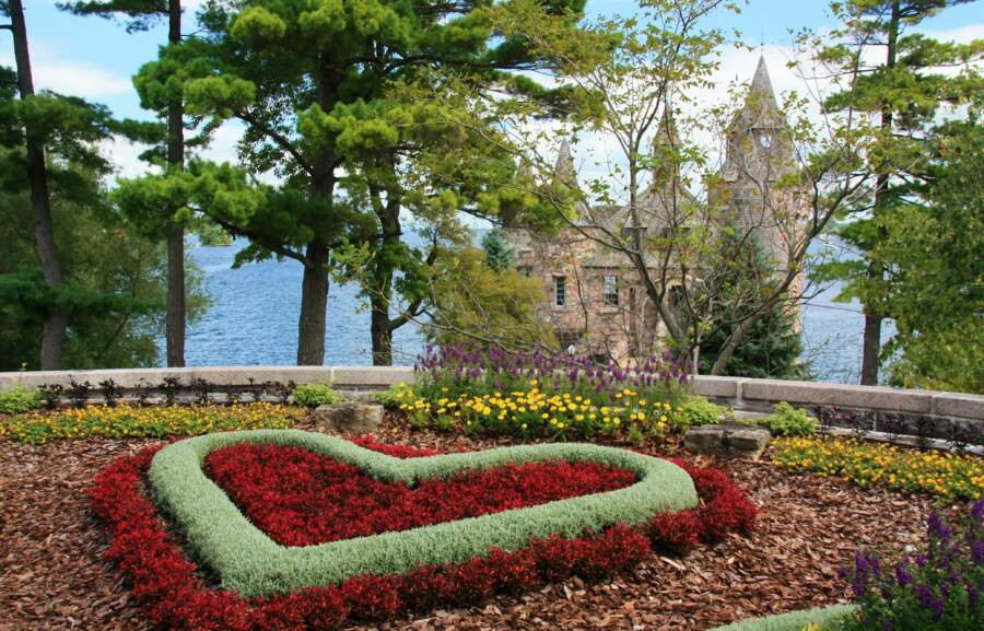 Vào năm 1977, chính quyền địa phương đã mua lại lâu đài và tiến hành tu sửa. Hiện nơi đây trở thành địa điểm du lịch nổi tiếng. Khách tới đây thường là những cặp vợ chồng, cặp tình nhân tới du lịch, tổ chức tiệc cưới, lễ kỷ niệm...