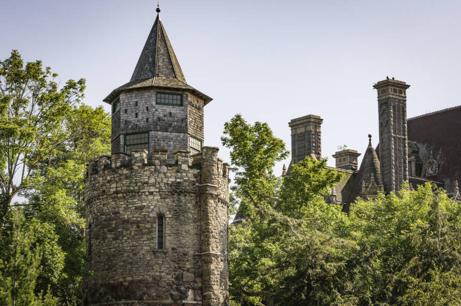 Theo đó, ông Boldt cưới bà Louise khi 26 tuổi. Hai người có với nhau 2 con. Dưới sự giúp đỡ của vợ, sự nghiệp của ông "lên như diều gặp gió".