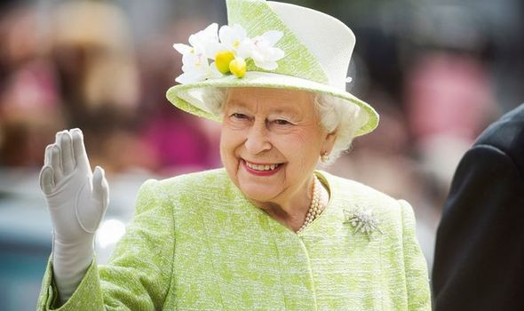 Hàng năm, Nữ hoàng Elizabeth II tổ chức Lễ hội đánh dấu thiên nga truyền thống (Swan Upping) dành cho những con thiên nga non vào tuần lễ thứ ba của tháng 7.