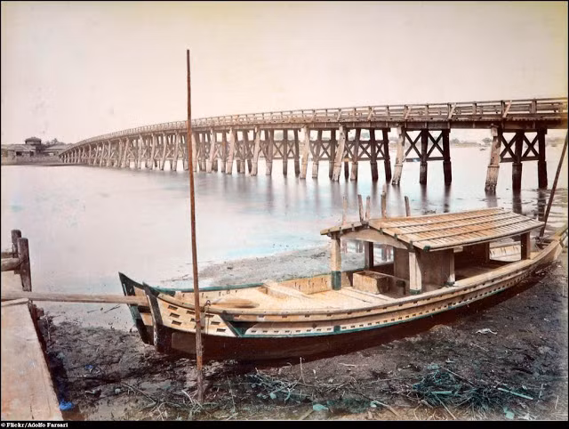 Cây cầu gỗ bắc qua một con sông ở Nhật Bản.