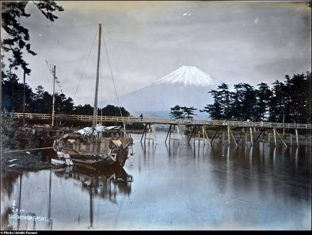 Vẻ đẹp núi Phú Sĩ nổi tiếng Nhật Bản khi nhìn từ xa.