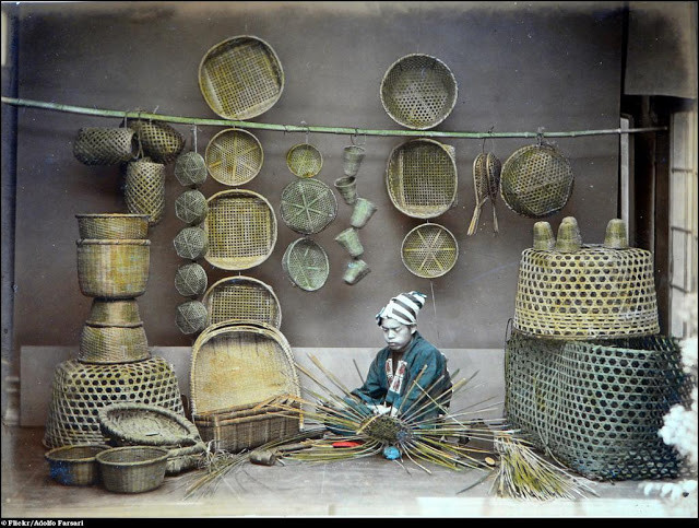 Một người đàn ông Nhật Bản làm đồ thủ công.