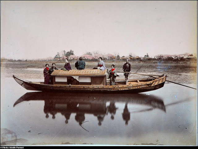 Một nhóm người dân Nhật Bản đi thuyền ngắm cảnh trên sông.