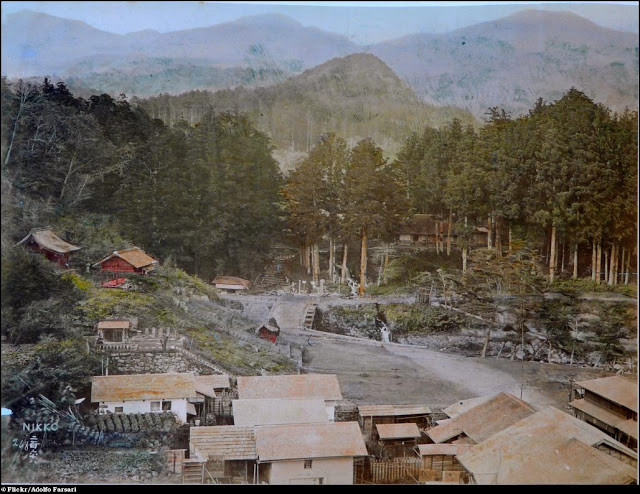 Vẻ đẹp giản dị của một ngôi làng ở vùng đồi núi của Nhật Bản năm 1886.