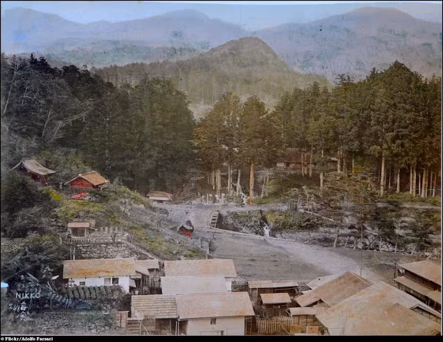 Vẻ đẹp giản dị của một ngôi làng ở vùng đồi núi của Nhật Bản năm 1886.