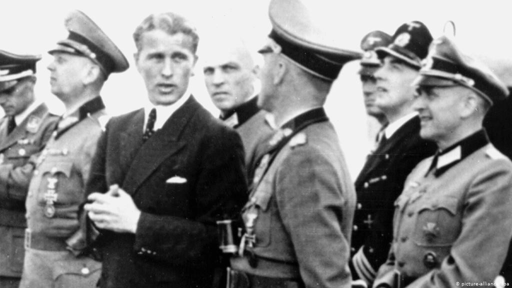 Căn cứ vào các tài liệu giải mật, Mỹ đưa khoảng 1.600 nhà khoa học Đức và gia đình của họ sang xứ sở cờ hoa.