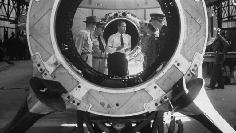 Trong số này, Wernher von Braun là nhà khoa học nổi tiếng của Đức được Mỹ chiêu mộ sau khi Thế chiến 2 kết thúc. Ông là nhà khoa học tên lửa nên được tuyển vào dự án thử nghiệm tên lửa của quân đội Mỹ.