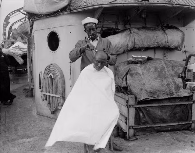 Do thời tiết nóng bức thường xuyên ở ngoài trời nên một số người lính cạo trọc đầu.