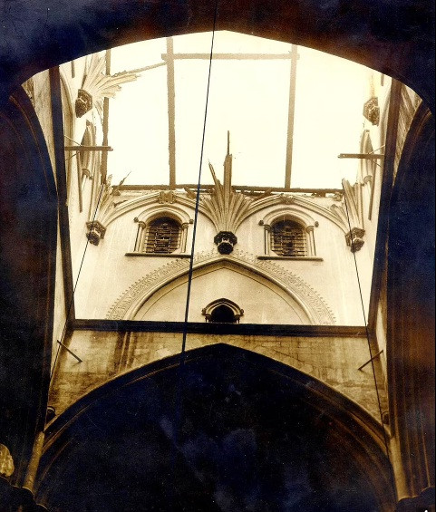 Một số cửa kính trong tu viện vỡ vụn do tác động của cuộc tấn công bằng bom của quân Đức quốc xã. Theo một điều tra, trong tối 10/5/1941, quân Đức sử dụng hơn 700 tấn chất nổ để oanh tạc London. Hậu quả là nhiều công trình bị phá hủy hoặc hư hại nặng, bao gồm tu viện Westminster.