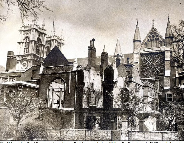 Do trúng bom đạn của Không quân Đức nên một số phần bên trong tu viện Westminster bị hư hại nặng như tường đổ sập, một số kiến trúc gỗ bị cháy...