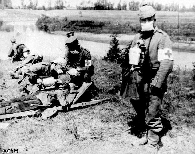 Vào ngày 22/4/1915, sau khi hai bên đang chiến đấu cam go thì lính Đức nhận thấy hướng gió thuận lợi nên triển khai cuộc tấn công bằng khí clo.