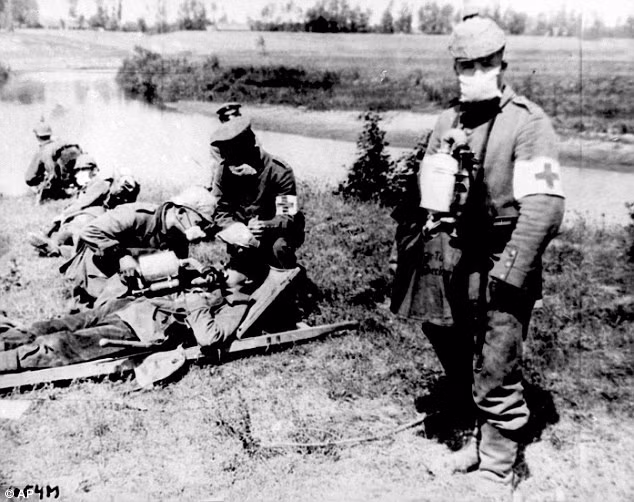 Vào ngày 22/4/1915, sau khi hai bên đang chiến đấu cam go thì lính Đức nhận thấy hướng gió thuận lợi nên triển khai cuộc tấn công bằng khí clo.