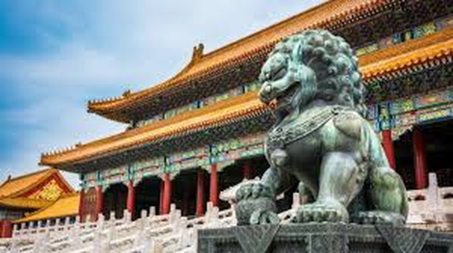 Ngoài ra, màu vàng của mái nhà sẽ tạo sự tương phản với màu xanh của trời. Khi đàn chim bay qua khu vực mái nhà sẽ bị chói mắt, hạn chế khả năng quan sát. Vậy nên, rất ít chim di chuyển hay đậu xuống mái nhà trong Tử Cấm Thành. Nhờ vậy, trên mái nhà không có nhiều phân chim.