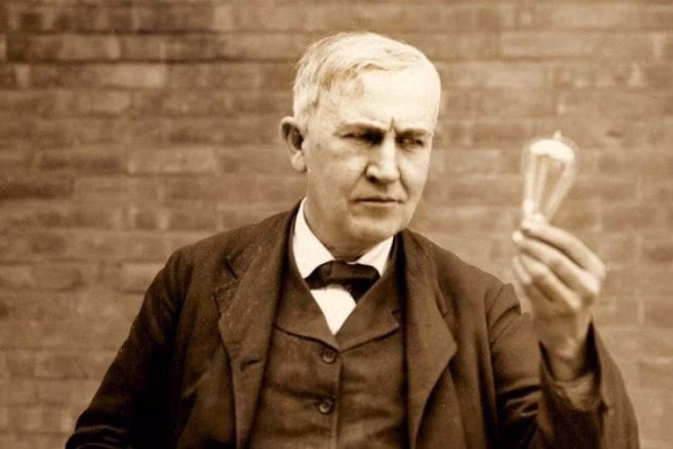 Trong số này có nhà khoa học Thomas Edison. Ông kế thừa và phát triển những ý tưởng của các nhà khoa học đi trước để tạo ra sáng chế mang dấu ấn của riêng mình.
