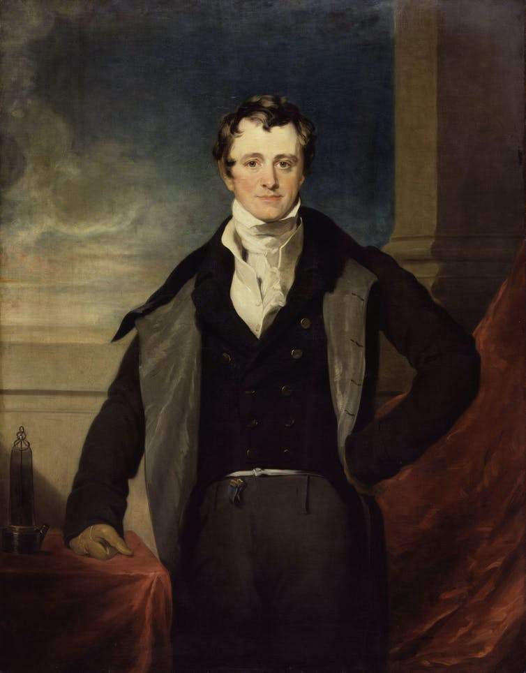 Theo nghiên cứu của các chuyên gia, nhà khoa học Humphry Davy (1778 - 1829) nảy ra ý tưởng cho dòng điện chạy qua một sợi platin mảnh. Kế đến, platin sẽ nóng lên và phát sáng.