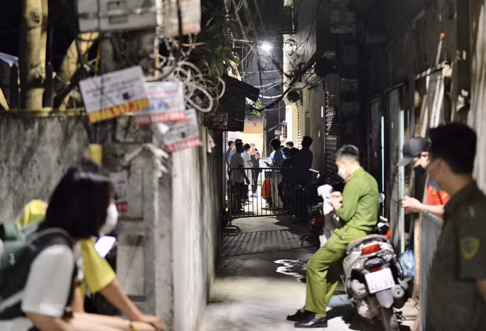 Can canh phong toa ngo pho trong dem vi co ca duong tinh SARS-CoV-2